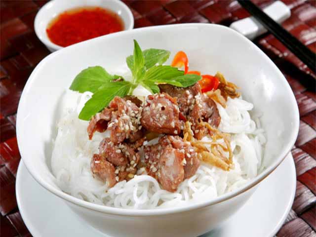 bun thit nuong 1 - Appetizing Vietnamese Street Food – Bun Thit Nuong