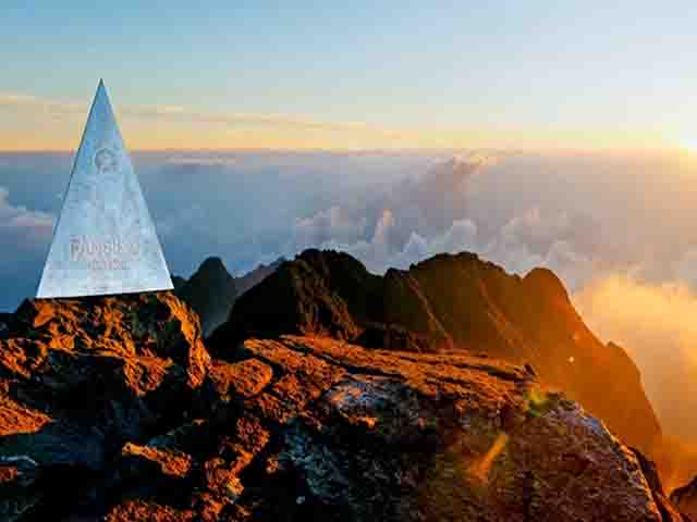 fansipan peak the roof of indochina in the morrning - NORTH VIETNAM TOUR 7 DAYS
