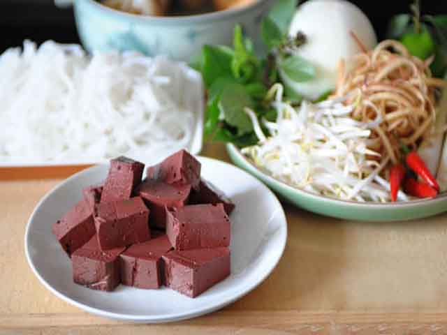 hue beef vermicelli soup 2 - Hue Beef Vermicelli Soup (Bún bò Huế)